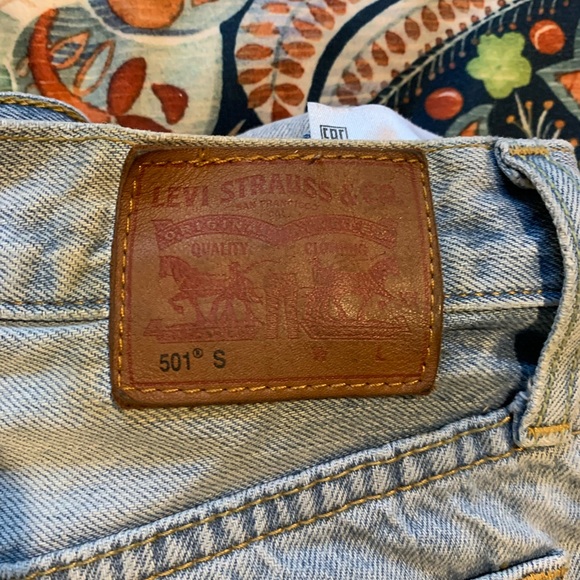 Levi’s 501 Light Wash Distressed Skinny Jeans - Picture 2 of 8